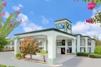 Days Inn & Suites by Wyndham Stockbridge South Atlanta فنادق في ستوكبريدج