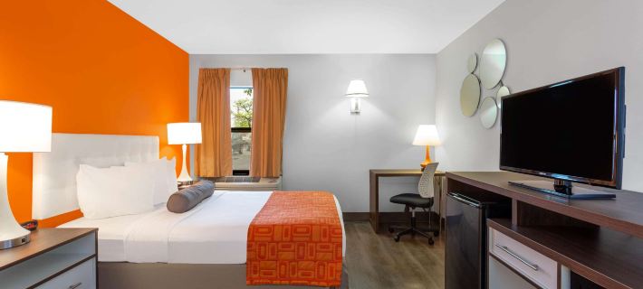 Howard Johnson by Wyndham Waukegan Great Lakes Hotels in Lake County