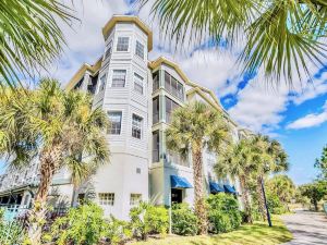 Bright 2Br Condo with Pool and Hot Tub - Near Disney