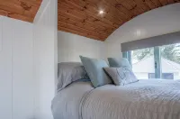 Rosemary - 1 Bedroom Shepherd's Hut - Amroth - 3-Star