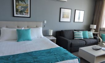Base Holidays - Ettalong Beach Premium Apartments