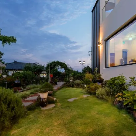 Seogwipo Stay Areum Samdal Pension Отели рядом с достопримечательностью «Тематический парк Sunrise Lands»