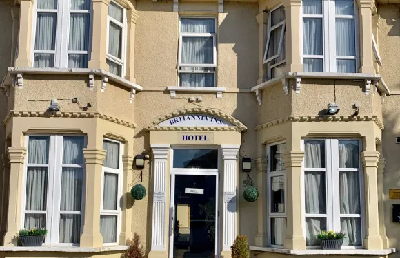 布利坍你亞酒店