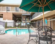 Quality Inn & Suites Anaheim Maingate - Rooftop Pools