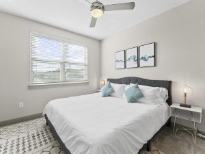 Chic 1Br King Suite Close to Downtown w Fast Wifi