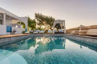 Eiriana Luxury Suites - piscina