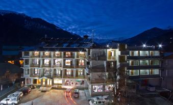 Sarthak Resorts-Reside in Nature with Best View, 9 Kms from Mall Road Manali