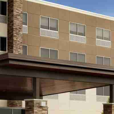 Holiday Inn Express & Suites Findlay North Hotel Exterior