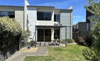 Cheerful 3-Bedroom Home Free Parking - Housity