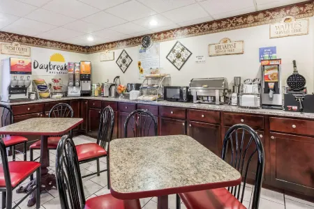 Days Inn & Suites by Wyndham Youngstown / Girard Ohio