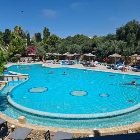 Basilica Holiday Resort Отели рядом с достопримечательностью «Гавань Пафоса»