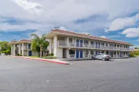 Motel 6 Bakersfield, CA - Airport Hotels in Kern County