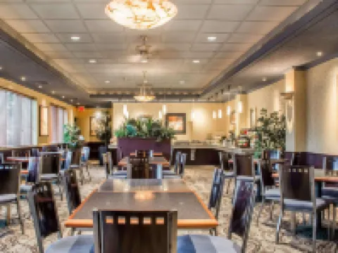 Clarion Hotel & Suites Riverfront Hoteles en Oswego