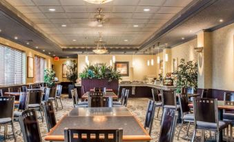 Clarion Hotel & Suites Riverfront Oswego