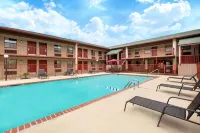 Super 8 by Wyndham Malvern - Pools