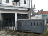 Kost Putri Rochmadewi Hotels in Gresik