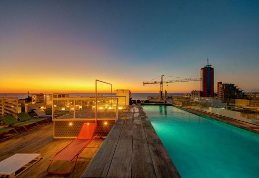 IKYK 호텔의 야외 수영장 또는 테라스