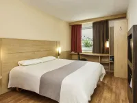 Ibis Yaroslavl Center Hotels near Znamenskaya Tower With The Church