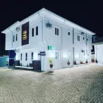 The 401 Homes and Apartments فنادق في Agulu