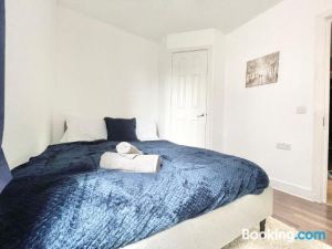 Chic 2-Bed Apartment in Southampton with Parking