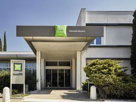 Ibis Styles Marseille Provence Aéroport Отели в г. Витроль