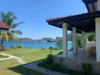 Balong Balong Surf Bungalows & Restaurant Hotel di Sekongkang