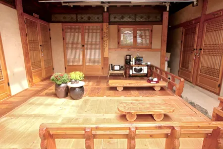 Jeonju Daraeheon Hanok Stay Отели рядом с достопримечательностью «Hanbyeokdang Pavillion»