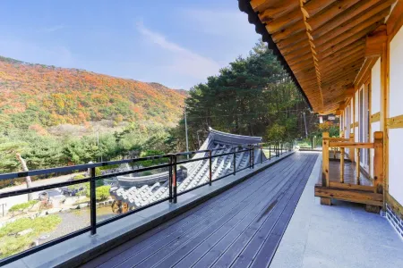 Gongju Solhyang Pension Отели рядом с достопримечательностью «Donghaksa»