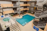 Coast Calgary University Area Hotel by APA - Rooftop Pools