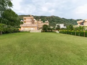 Traavista Aravali Mahal - Luxury Lake View Heritage Resort