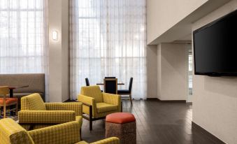 Hampton Inn & Suites State College at Williamsburg Square