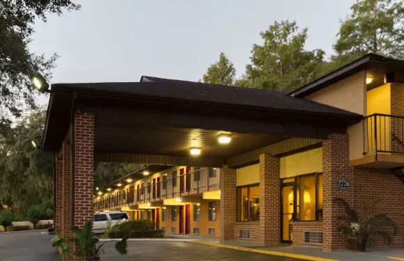 塔拉哈西豪生快捷酒店