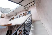 RedDoorz at Osuko Residence Sukomanunggal Jaya فنادق في Sukomanunggal