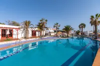 Bungalows Castillo Beach فنادق في Maxorata