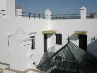 Apartamentos Larga 70 Hotels near Playa de la Puntilla