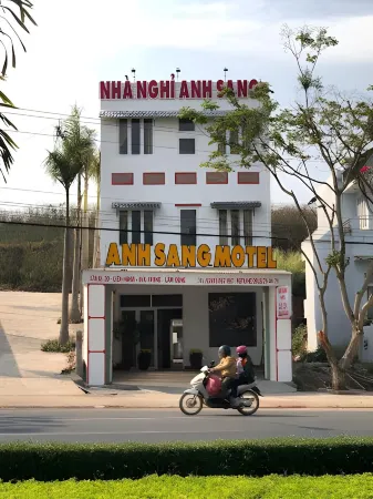 NHA NGHi Anh Sang Отели в г. Duc Trong District