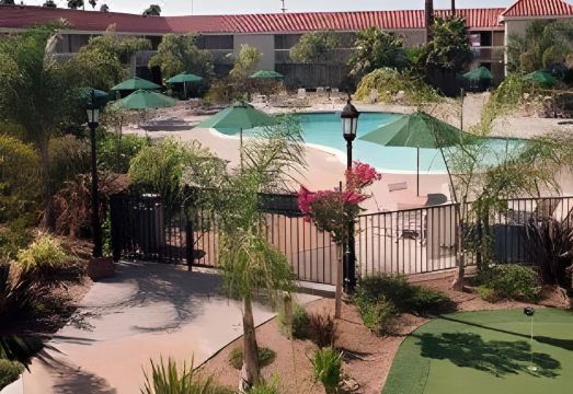 4. 파크 플라자 호..