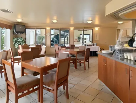 Super 8 by Wyndham Fort Nelson BC