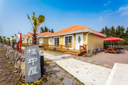 Seogwipo Gyuljungok Pension Отели рядом с достопримечательностью «Shinhwa Theme Park»