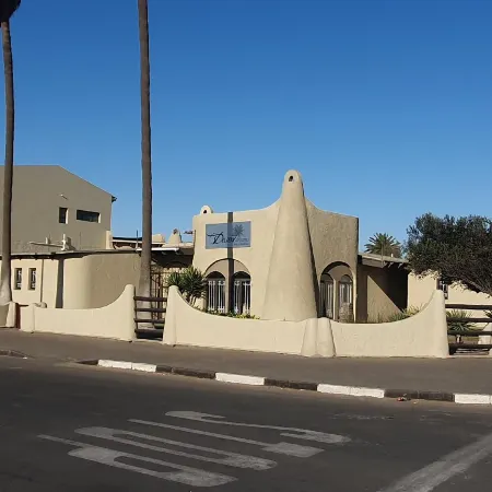 Desert Dreams Bed and Breakfast CC Отели в г. Уолфиш-Бей