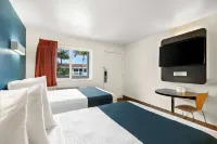 Studio 6 Suites Chattanooga, TN - Lookout Mtn. - parking