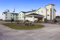 Days Inn & Suites by Wyndham Columbus NE