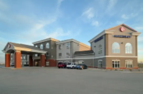 Ramada by Wyndham Weyburn Hotel di 