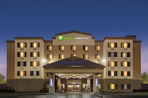 Holiday Inn Express & Suites CORALVILLE by IHG