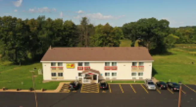 Super 8 by Wyndham Chisago City