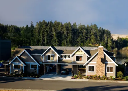 River House Inn, a Baymont by Wyndham Отели рядом с достопримечательностью «Санд Мастер Парк - Сандбординг»