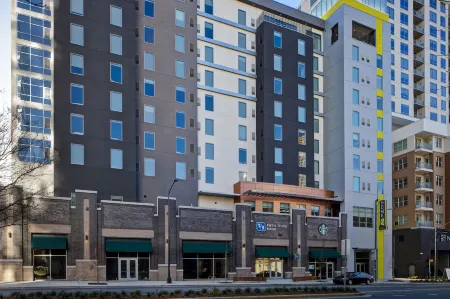 Home2 Suites by Hilton Charlotte Uptown Отели рядом с достопримечательностью «Спектрум-центр»