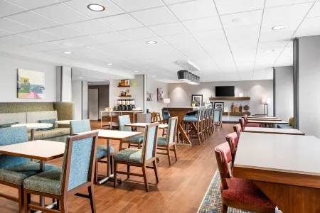 Hampton Inn Grand Rapids-North Отели рядом с достопримечательностью «DeVos Place»