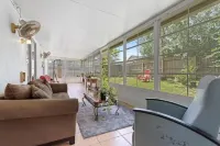 Pet Friendly!✰ Charming home with big patio!