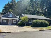 Wonderfully located near Bay Street and all the wonderful restaurants. Sauna!